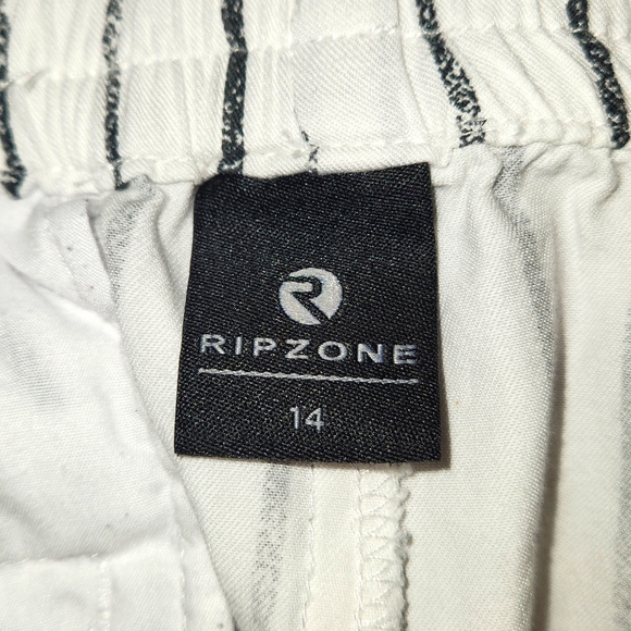Rip Zone~ Woman's Shorts Size 14 - Picture 5 of 6